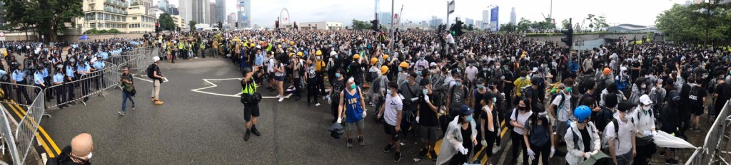 示威者占据金钟夏悫道东西行线,交通受阻。