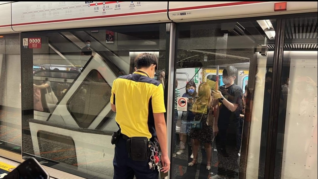 一列荃湾綫列车驶入油麻地站期间有车门突然甩脱。