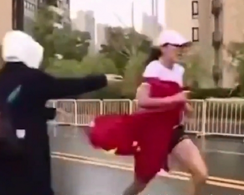 内地女將跑馬拉松被遞國旗痛失金牌。網上圖片