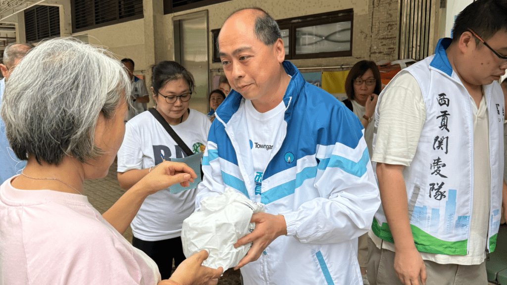 煤氣公司黑雨下落區派食物 社區關係聯絡組採緊急應變措施