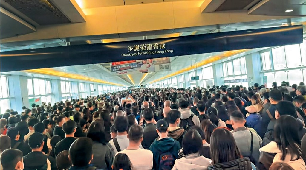 福田口岸昨日的離港人流如「大遷徙」般逼爆，人龍看不到盡頭。