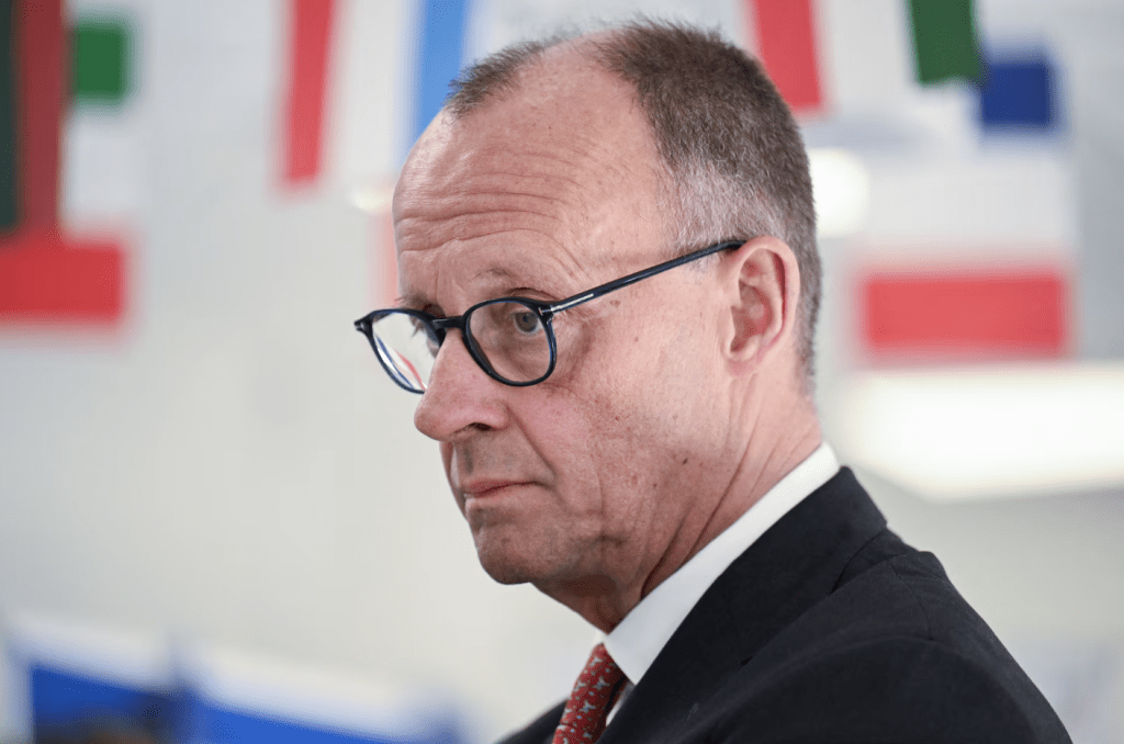 德國總理默茨（Friedrich Merz）周日（27日）就伊朗戰爭發表強烈言論，批評美國在戰事中缺乏「退場方案」（Exit Strategy）。路透社