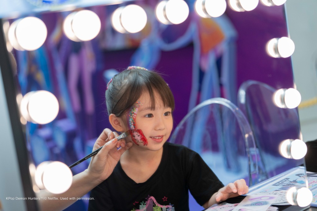 于指定日子，在限定店凭即日单一消费满额，即可免费体验由驻场专业造型团队为你度身订造最适合的面部彩绘及发型！（图片来源：ELEMENTS圆方）