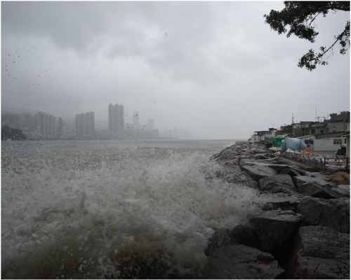 受風暴潮影響維多利亞港的海水高度不斷上漲。蘇正謙攝