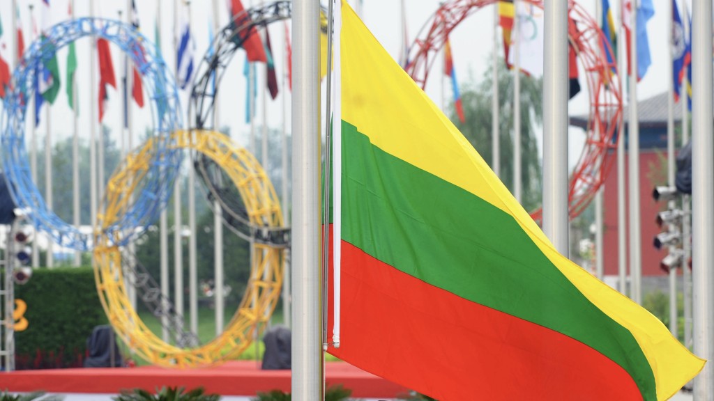 在北京奧運飄揚的立陶宛國旗。 新華社