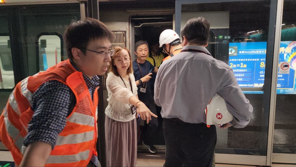 一列列車停泊在鰂魚涌往油塘方向月台。黃文威攝 一列列車停泊在鰂魚涌往油塘方向月台。黃文威攝