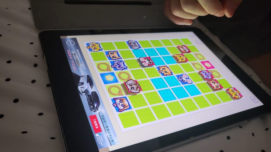 益智网上游戏有助小朋友锻炼逻辑思维，图为邓仲颐儿子近日喜欢的斗兽棋游戏。