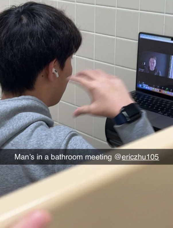 友人偷拍埃里克（Eric Zhu）在學校廁所開會。