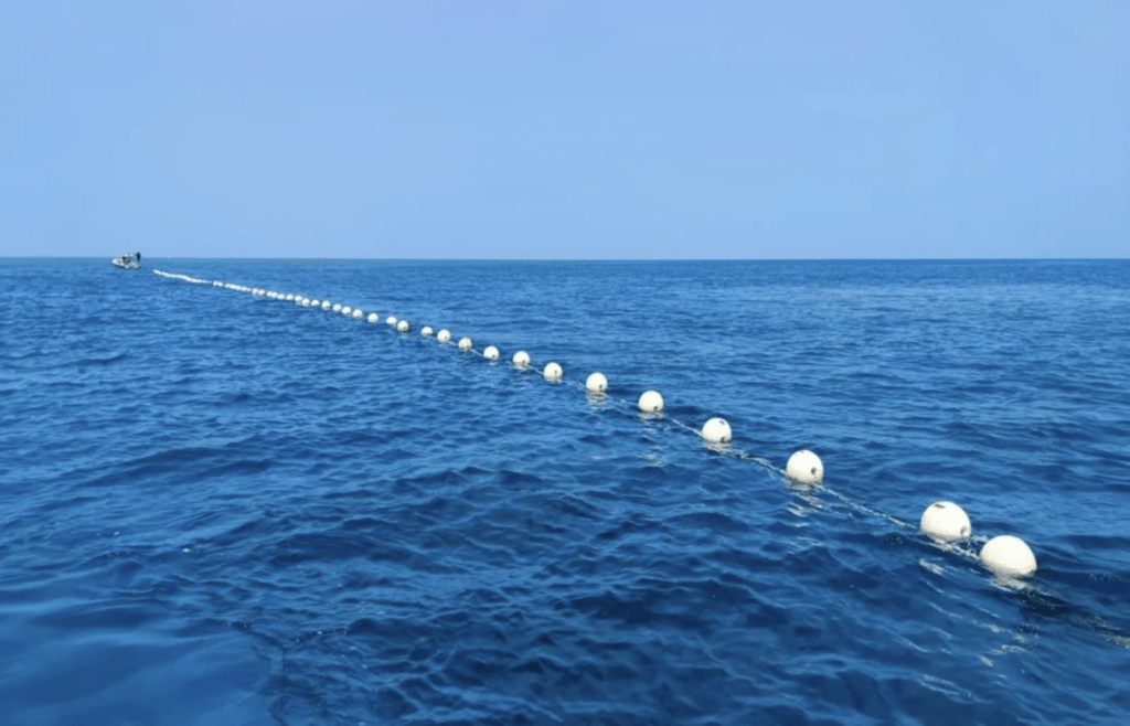 中國海警針對菲公務船沖闖黃巖島潟湖臨時布設網具。圖/中國海警