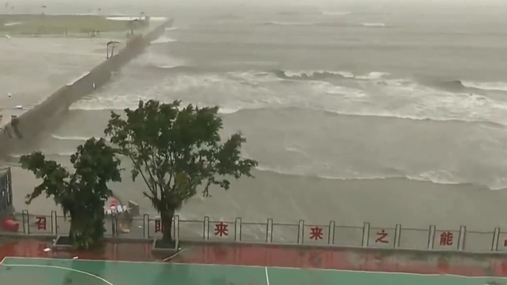 颱風紅霞深夜先後在惠東、惠陽兩次登陸。央視截圖 颱風紅霞深夜先後在惠東、惠陽兩次登陸。央視截圖