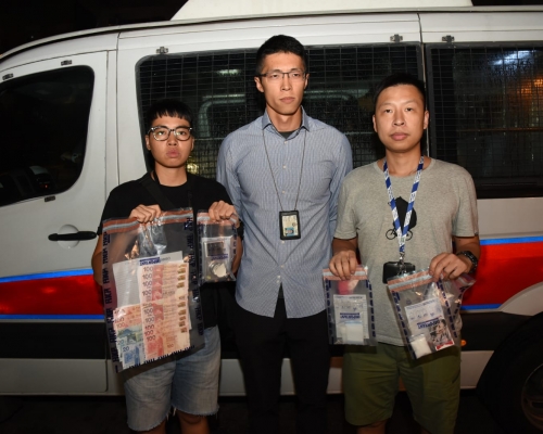 警方展示檢獲的證物。