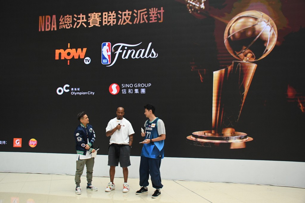  球星馬貝利周六現身香港商場睇波派對，與球迷一起欣賞NBA總決賽。 吳家祺攝