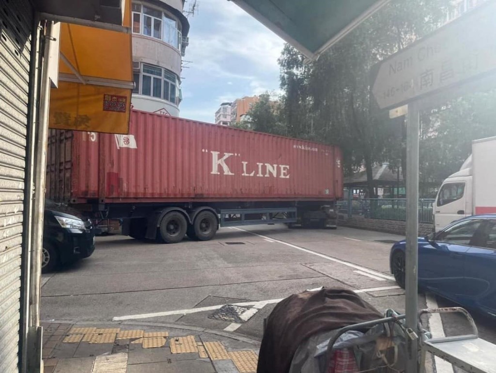 货柜车受平治房车影响无法转出南昌街。fb：车cam L（香港群组）
