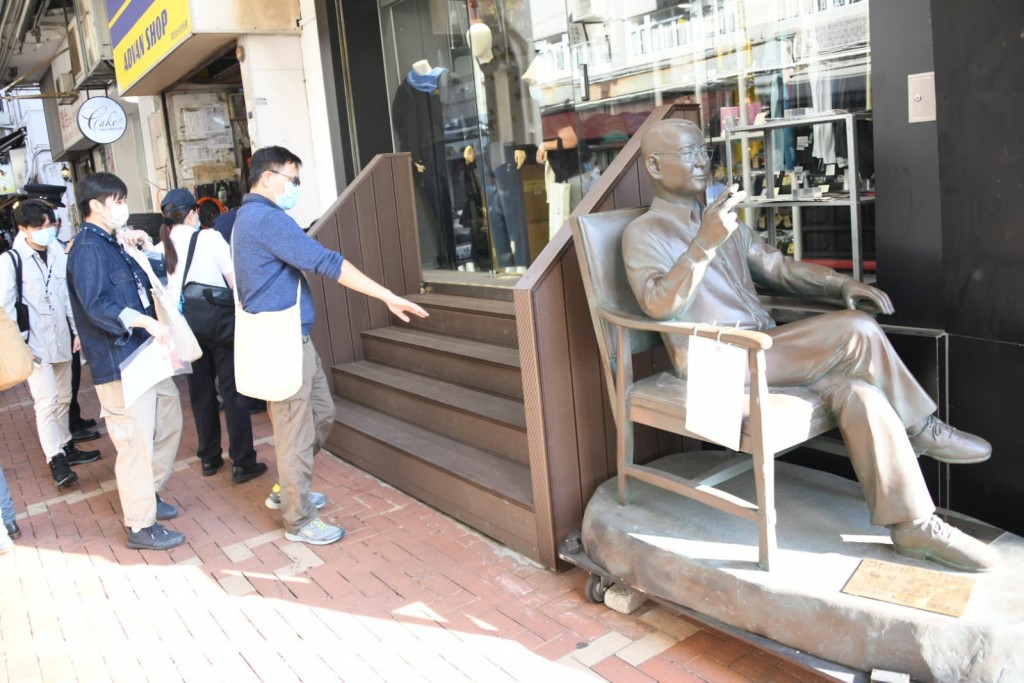 Chickeeduck的大門樓梯和劉曉波雕像被指阻街。楊偉亨攝