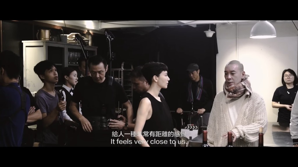 導演麥浚龍與演員在片場溝通,試圖拉近這個獨特世界與觀眾的距離。 導演麥浚龍與演員在片場溝通,試圖拉近這個獨特世界與觀眾的距離。