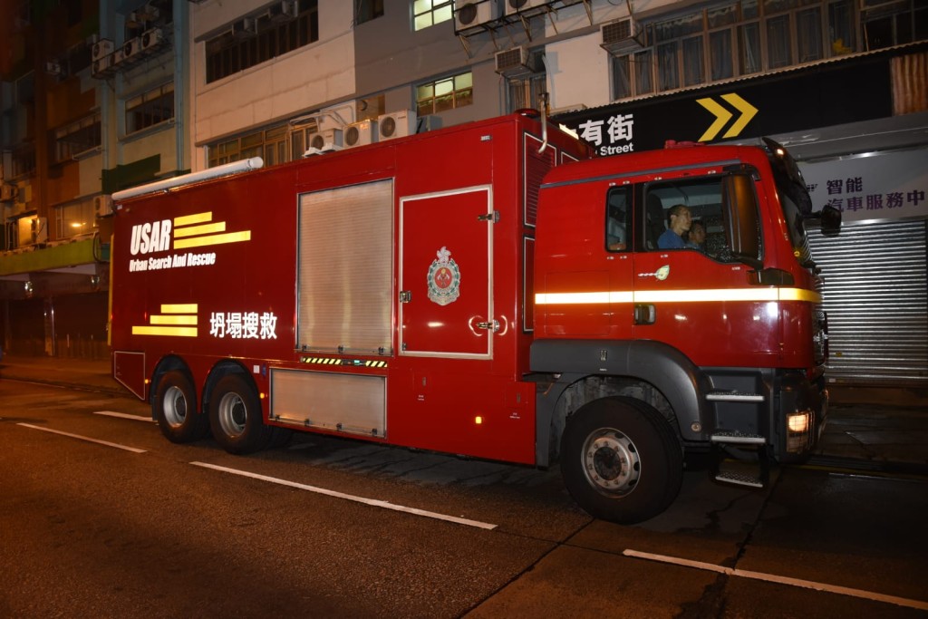 消防出動坍塌拯救隊及高空拯救隊。
