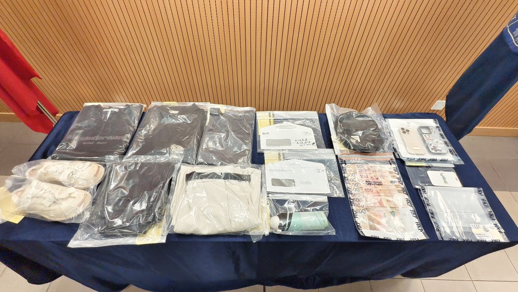 警方展示證物。 警方展示證物。