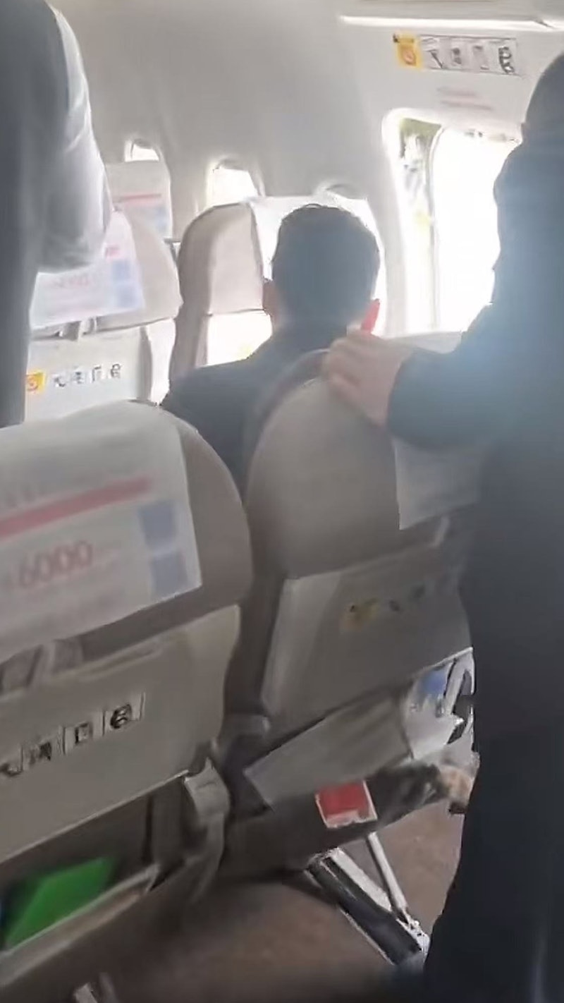 東航MU5828航機在降落昆明機場後,遭一名男子打開安全出口。新黃河 東航MU5828航機在降落昆明機場後,遭一名男子打開安全出口。新黃河
