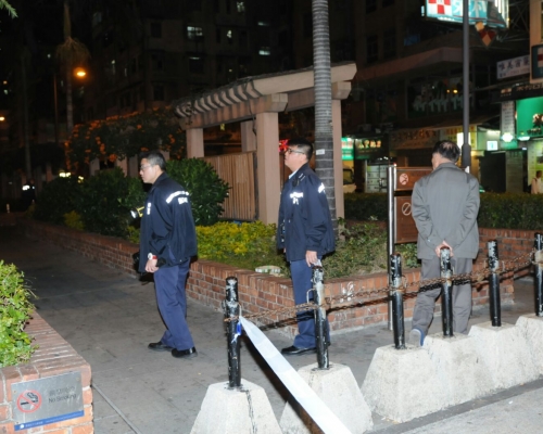 警方在現場花槽搜尋兇器。