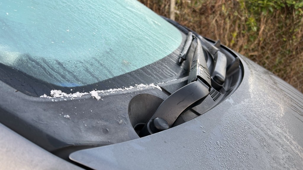 有汽車擋風玻璃結霜。蔡楚輝攝