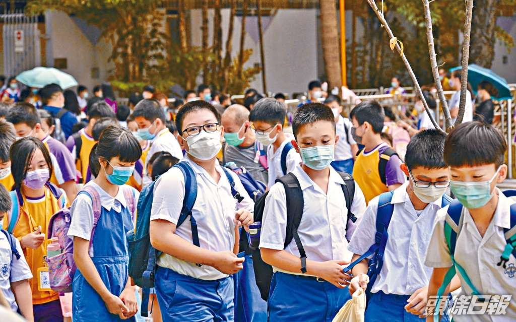 教育局接10所學校報告出現滲水,惟可繼續如常上課。資料圖片