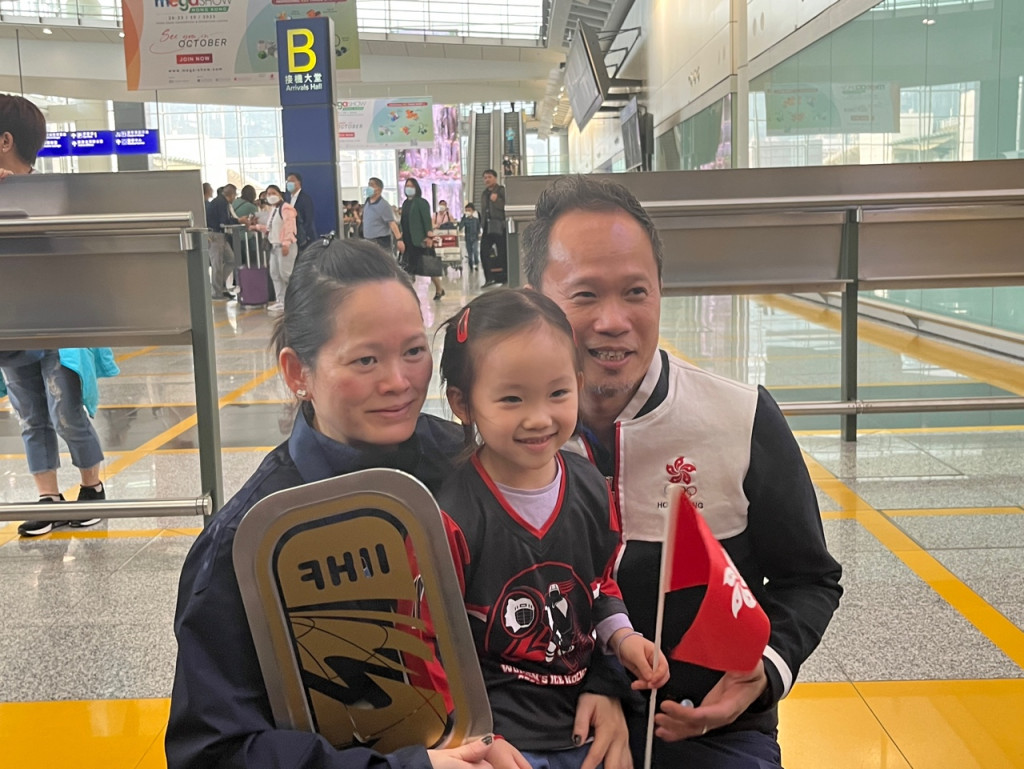 隊長李雅婷獲家人迎接。資料圖片
