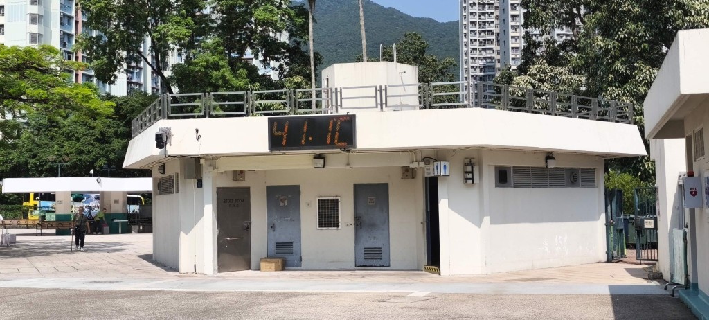 一個公廁前的溫度計錄得41.1度的高溫。慈雲山資訊交流FB群組圖片 一個公廁前的溫度計錄得41.1度的高溫。慈雲山資訊交流FB群組圖片