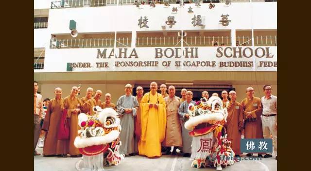 1983年9月新加坡菩提學校舞獅歡迎「佛光山馬新佛教訪問團」。覺悟號圖