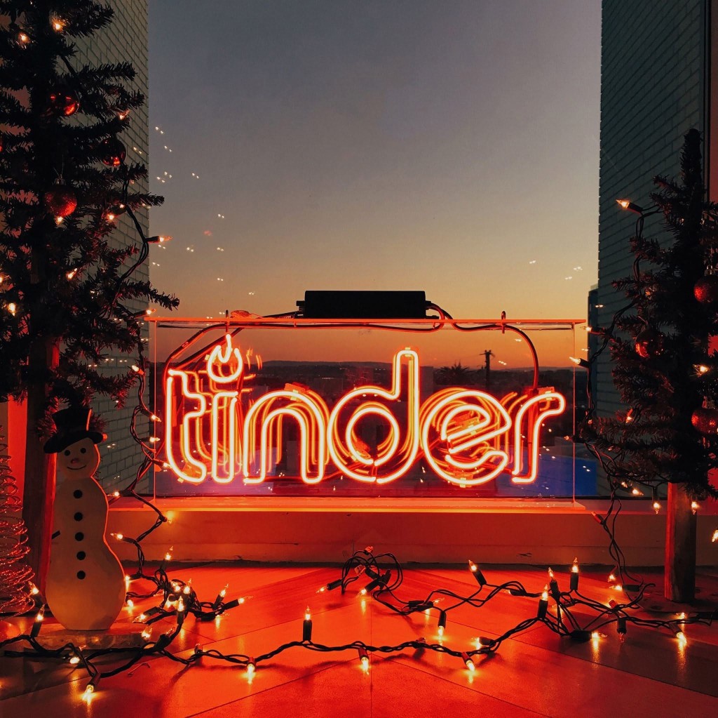 「Tinder」是美國一款極受歡迎的線上交友軟件。 官方FB