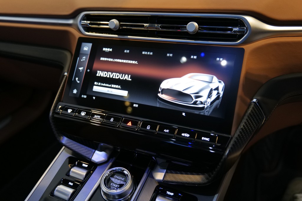 全新旗艦超跑Aston Martin Vanquish中控台配上10.25吋觸屏。