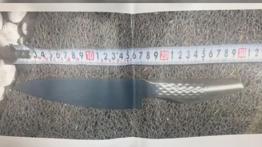 中国驻日使馆展示村田晃大闯馆所持刀具照片。