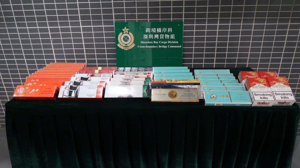 案中檢獲的香煙，估計市值約4.2萬元，應課稅值約2.8萬元。海關圖片
