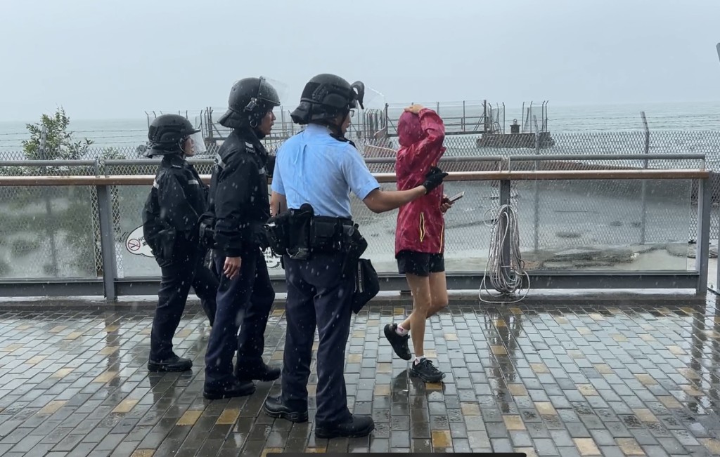 西環加多近街海旁有市民觀浪，被警方勸喻離開。盧江球攝