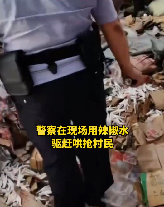 村民無視警察，將10噸凍肉哄搶光。抖音＠臨沂協達冷藏物流