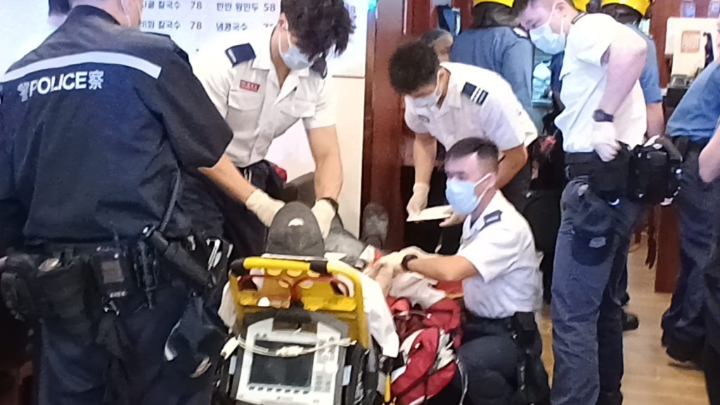 伤者获救后，救护员为他包扎。