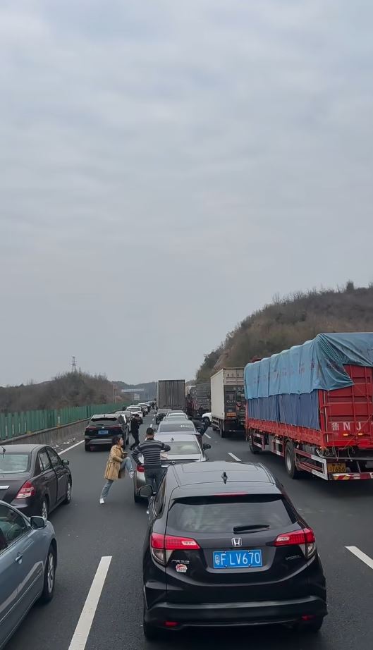 京港澳高速公路韶關樂昌鎮往湖南方向，今早出現嚴重堵塞。