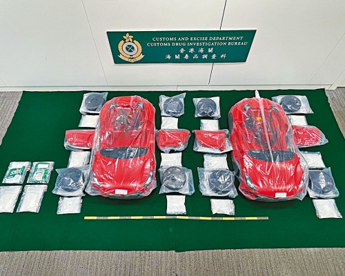 ■海關展示藏有冰毒的玩具車郵包。