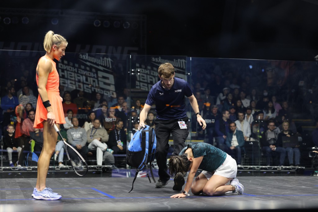 渡邊（右）曾在比賽中打至倒地，幸無大礙繼續比賽。 徐嘉華攝