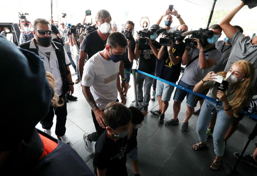 美斯當日含淚離開巴塞。Reuters資料圖片
