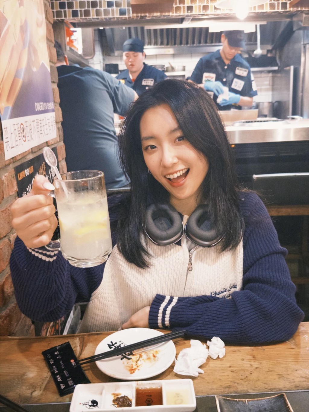 楊培琳私下打扮隨性親民，居酒屋打卡活潑可愛。