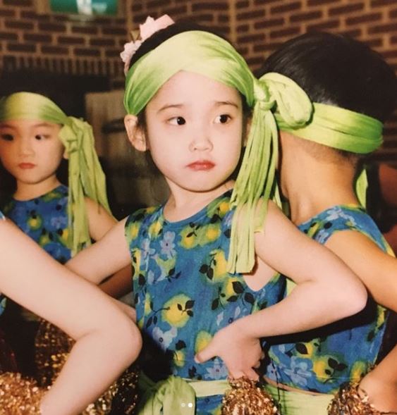 童年的IU已經五官標緻,甜美可愛。