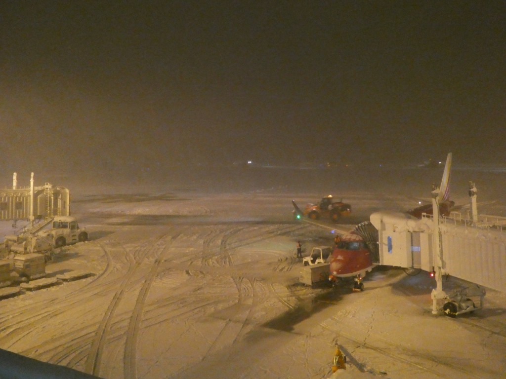 青森機場受到暴雪影響，部分航班停飛。（X@aomori_airport）