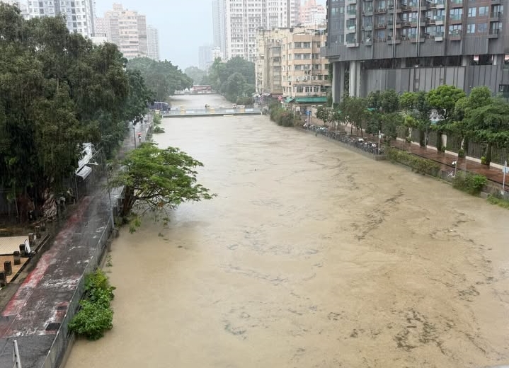 元朗明渠水位暴漲。fb新界地區生活連線圖片 元朗明渠水位暴漲。fb新界地區生活連線圖片