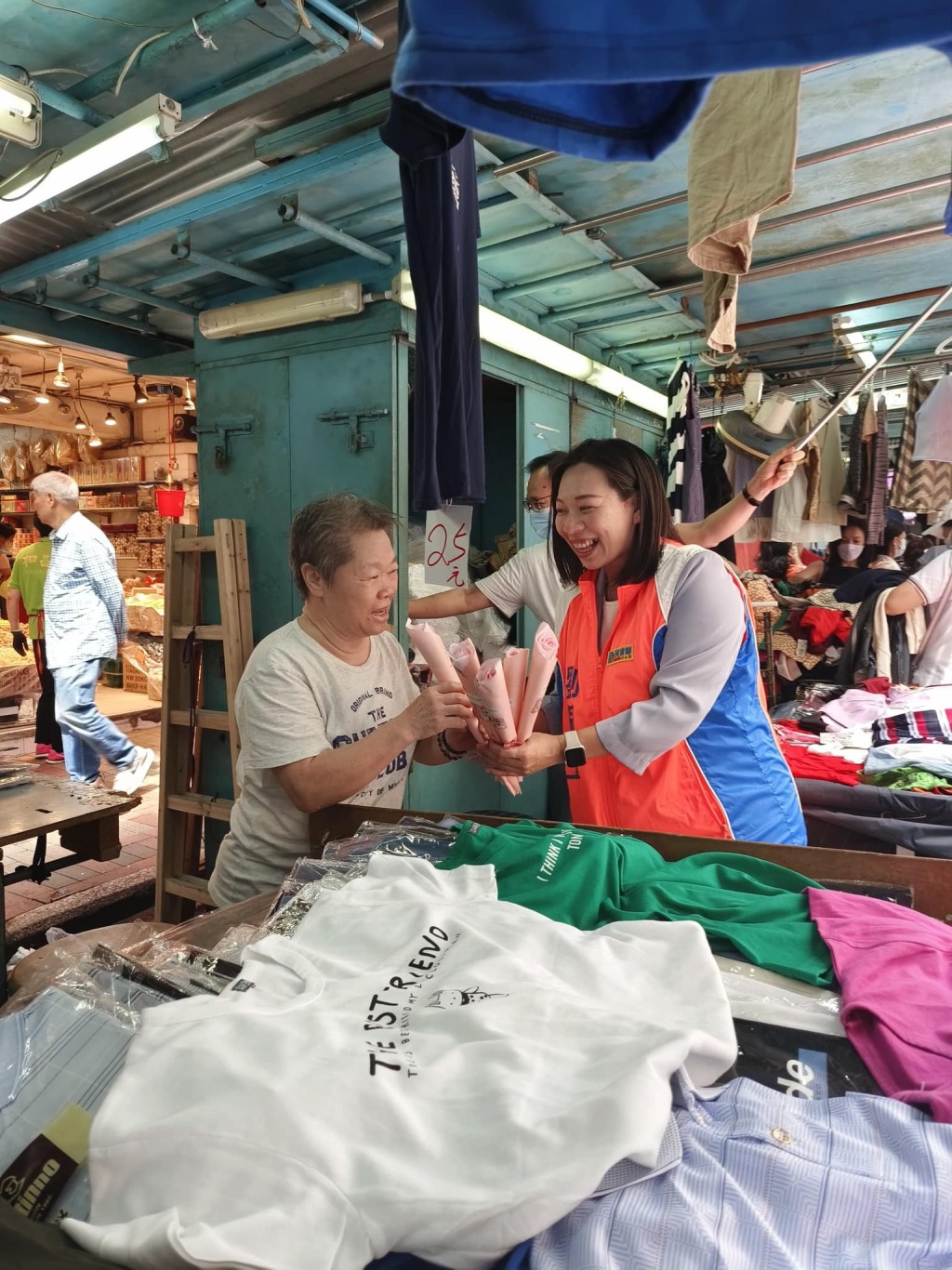 劉佩玉沿途向北河女商販及女清潔工送花，感謝她們過去一年為社區辛勤努力工作。（受訪者提供）