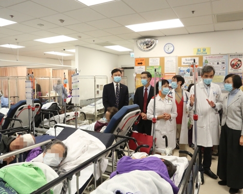 公院急症室昨6120人次求診,15院病床佔用率爆滿。資料圖片