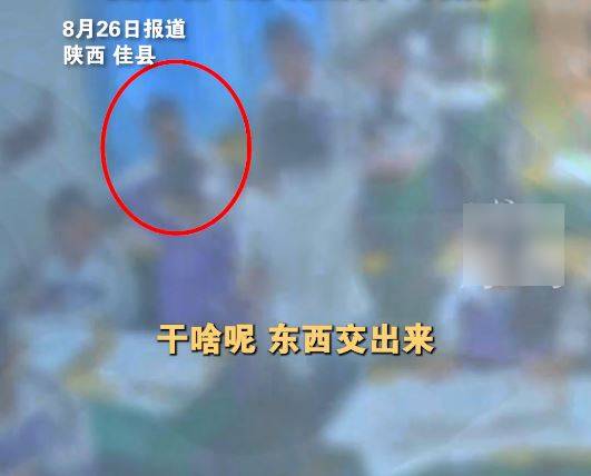 陝西有中學生在課室擸凳狂扑老師頭。紅星新聞