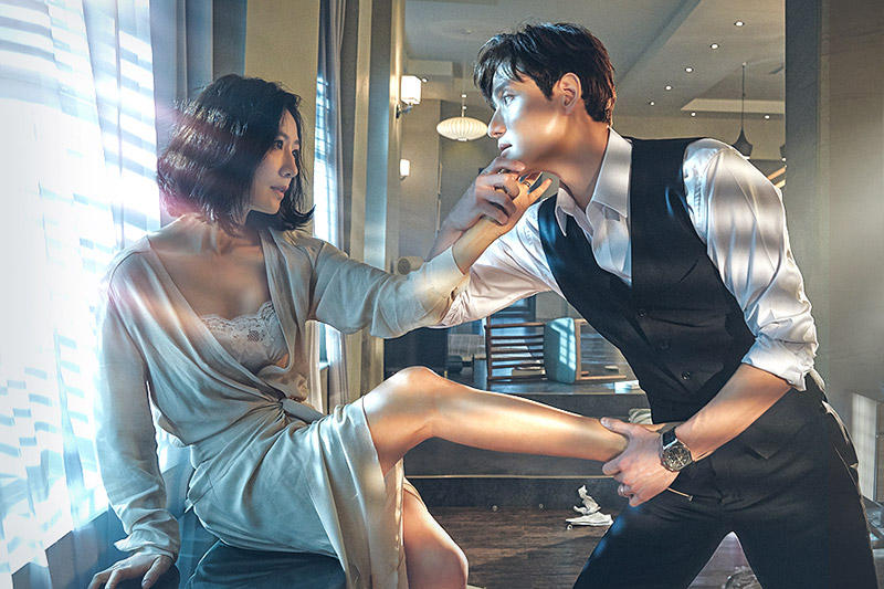 由金喜愛和朴海俊主演的《夫妻的世界》,收視和口碑不俗。