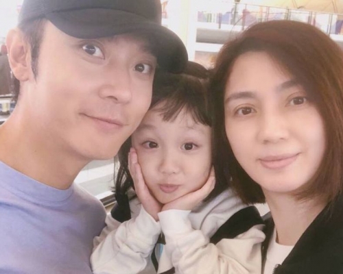 洪欣于社交网站上载了一家三口的贴头合照。网图
