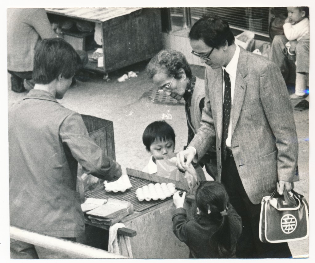 街邊的蛋卷，最易勾起童年的回憶，香噴噴的引人垂涎。1986年攝