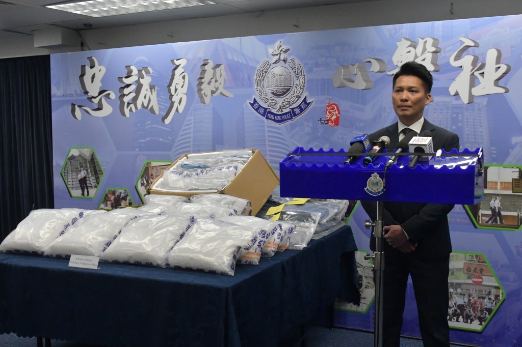 西九龙总区反三合会行动组总督察许仲恒指该批毒品早前才由海外运抵香港。